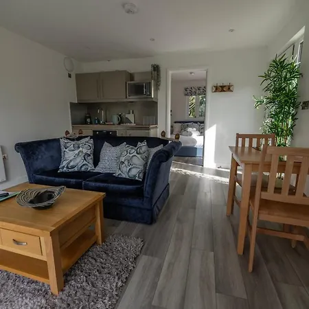 Olverstone Lodge, A Beautiful Cornish With Wood Burner & Garden アパート セント・オーステル